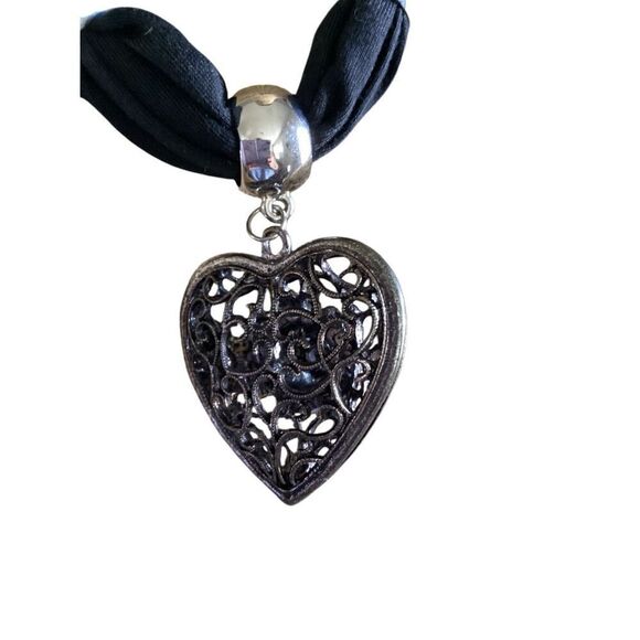 Heart Scarf - Picture 3 of 8